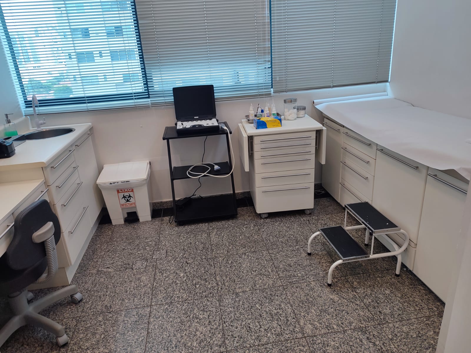 Imagem - PROCURA-SE COLEGA PARA DIVIDIR CONSULTÓRIO COD.14846