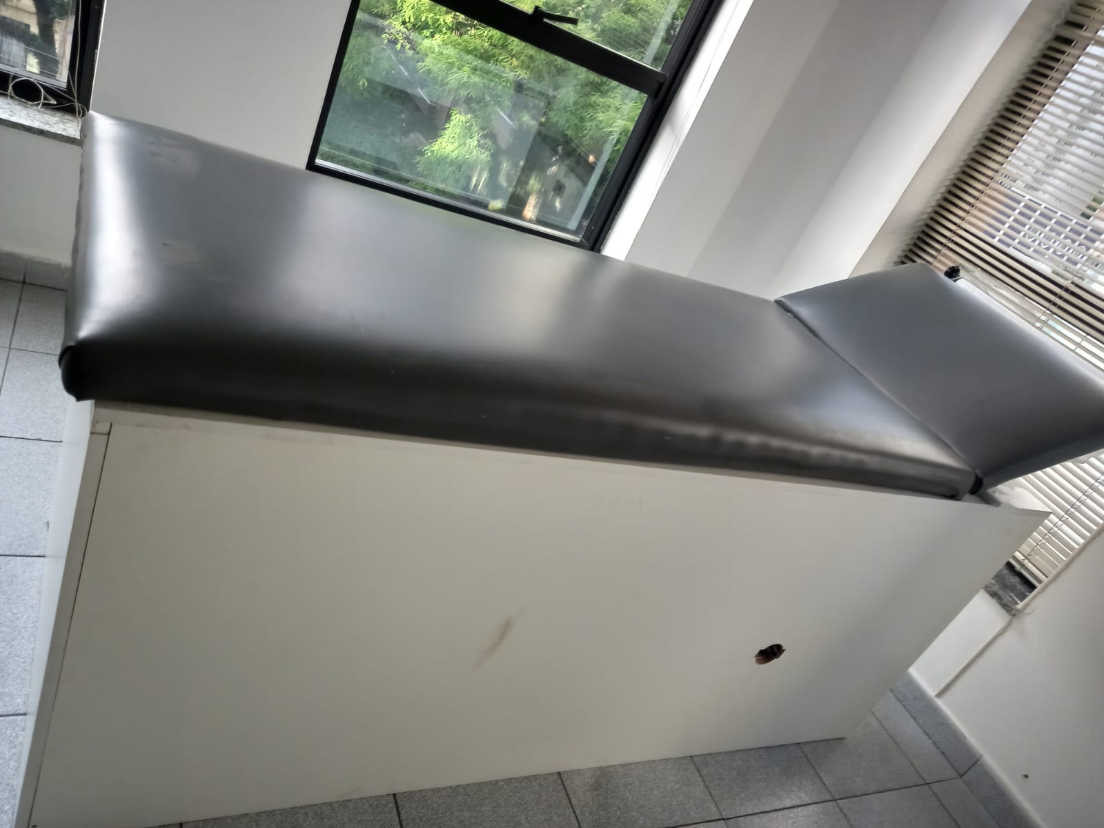 Imagem - VENDE-SE MECAS DE CONSULTÓRIO COM GAVETEIRO - 2 UNIDADES EM ÓTIMO ESTADO - CÓD. 22608