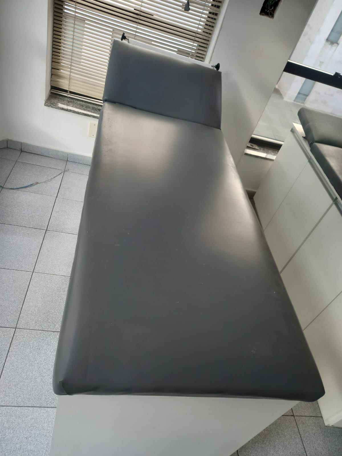 Imagem - VENDE-SE MECAS DE CONSULTÓRIO COM GAVETEIRO - 2 UNIDADES EM ÓTIMO ESTADO - CÓD. 22608