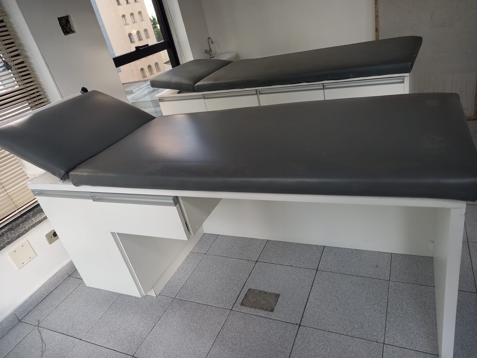 Imagem - VENDE-SE MECAS DE CONSULTÓRIO COM GAVETEIRO - 2 UNIDADES EM ÓTIMO ESTADO - CÓD. 22608